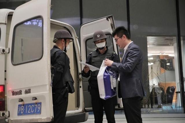 哇哦！身价3700万美元，88克拉黑钻石运抵上海，将在进博会展出