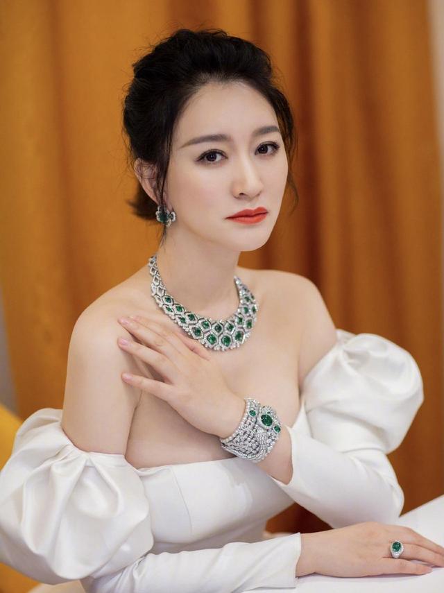 李小冉简约大气白色抹胸长裙，搭配祖母绿钻石项链，散发高贵气质