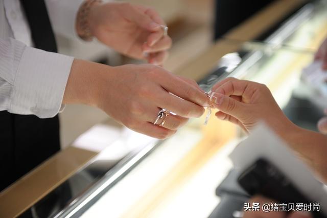 怎么鉴别钻石真假？鉴别钻石的最简单方法
