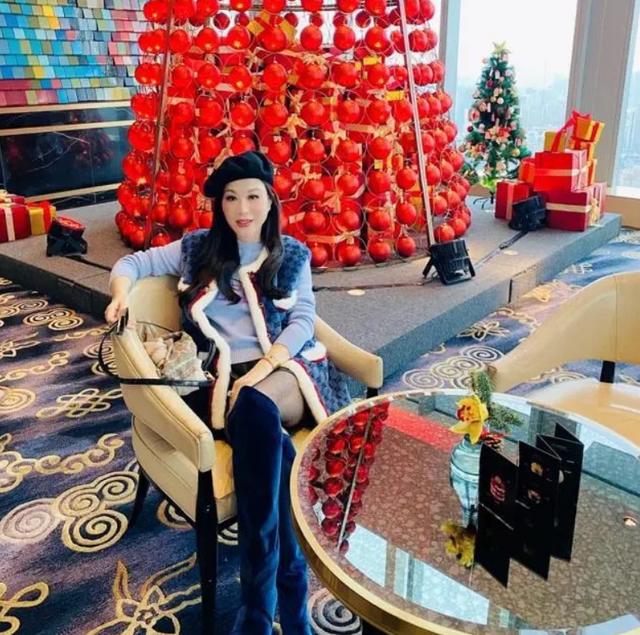 吕良伟三婚妻子富态十足，高调秀豪华钻戒，指环镶满圈钻石太抢眼