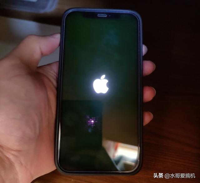 周冬雨比钻石屏幕差在哪？只是绿的更厉害