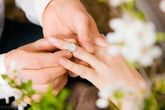 女朋友结婚非要买天然钻石，可我觉得钻石这么明显的智商税？