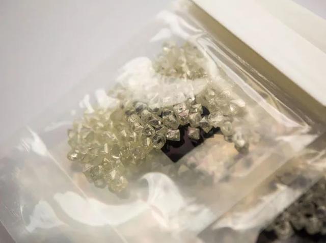 疫情致中国钻石需求骤减，De Beers、Alrosa 原石销售显著下跌