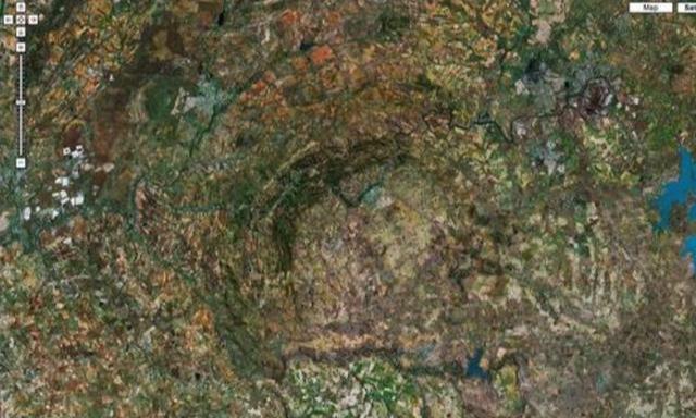 世界最古老的陨石坑：如今55万人居住，地下探明千吨黄金钻石储量