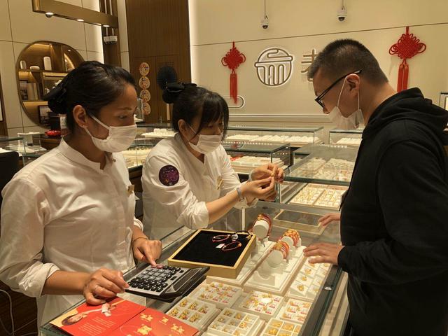 3000元钻石首饰卖几百，一套“吕”才几十，还送点心鲜花……百联曲阳柜姐带你“薅羊毛”