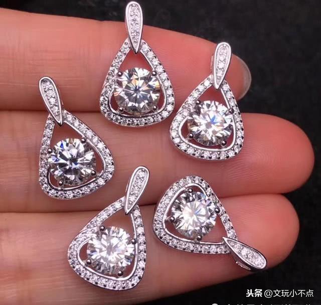 最近几年很火的莫桑钻与钻石什么关系，还原莫桑钻的真面目
