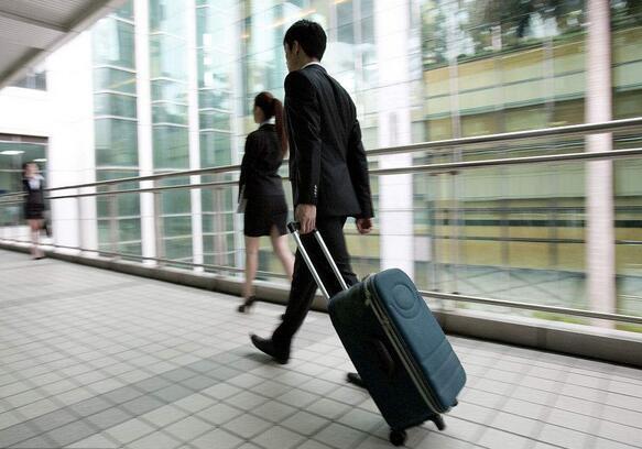 故事：同事三人出差捡到钻石价值五十万元，小伙发现是同事的圈套后报警