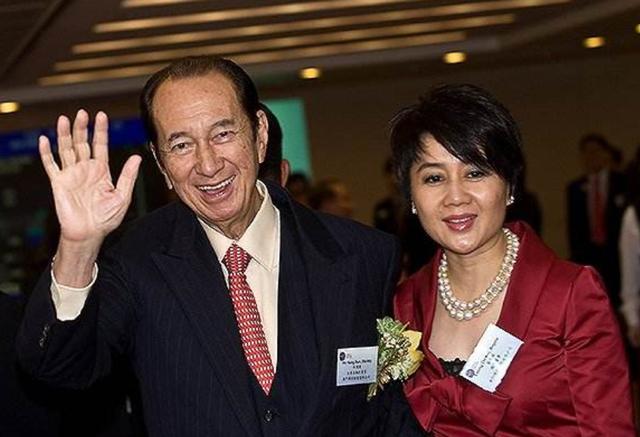 何鸿燊四姨太，戴百万钻戒吃路边摊，1亿美金的大钻石更令人惊叹