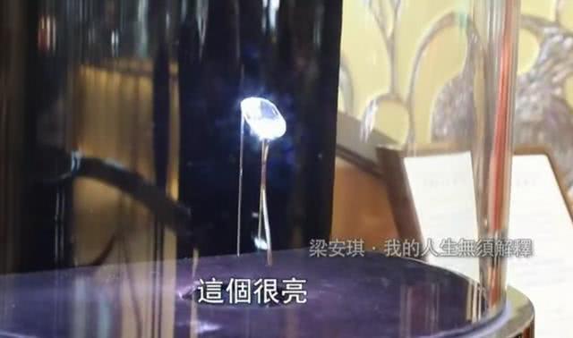 赌王有多宠梁安琪？送218克拉钻石事小，41亿财富是最好例证