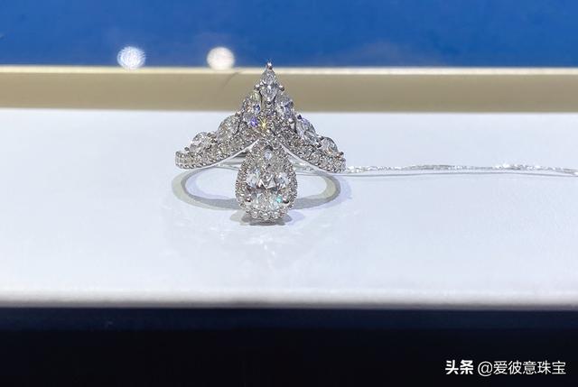 珠宝欣赏---水滴钻石戒指