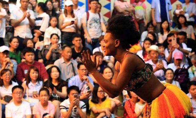 非洲钻石“白菜价”，为何中国游客不愿购买？游客：太乱来了