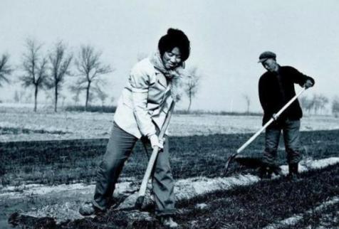 1994年，农村大妈捡到34克拉钻石偷偷卖了27万，却被告上法庭上交