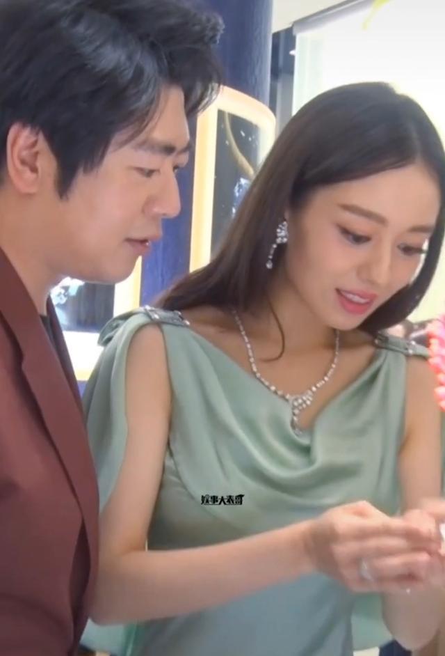 郎朗吉娜再同框，女方拿大钻石眼神渴望，郎朗却尴尬的放回原位？