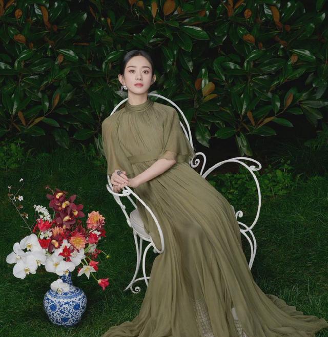 32岁赵丽颖秀马甲线！巴掌腰比头围小？戴全套钻石首饰贵气逼人