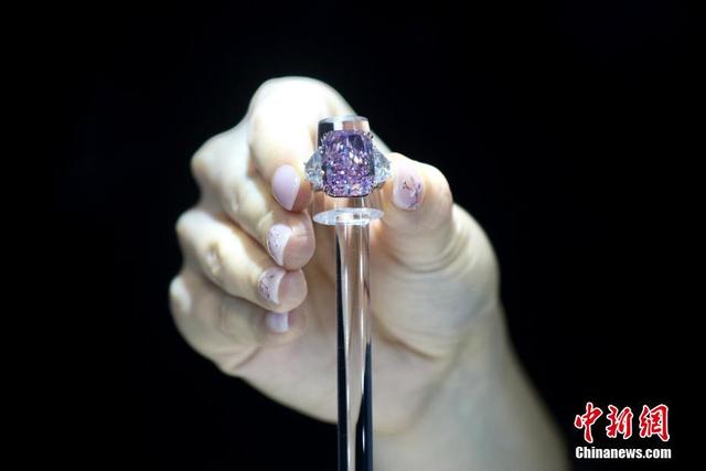 香港佳士得呈献拍卖史上最硕大艳彩紫粉红钻石估价高达3亿港元