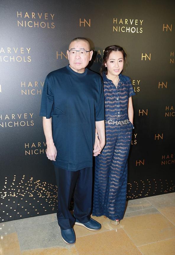 甘比这回真大胆，穿半透蕾丝连体裤配钻石腰带，终于像“贵妇”