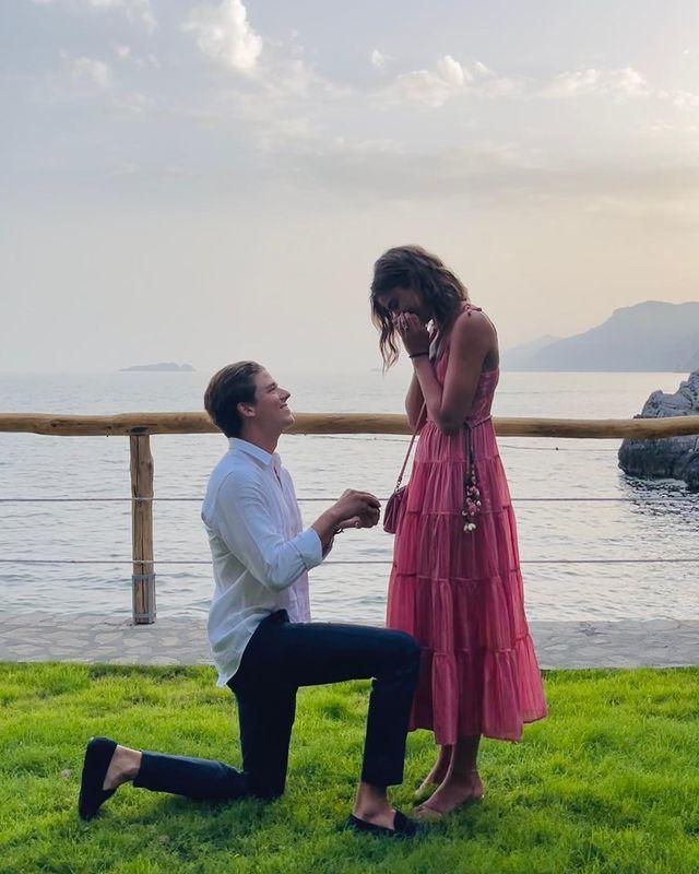 25岁维密天使小泰山订婚，巨大祖母绿钻石耀眼，企业家未婚夫很帅