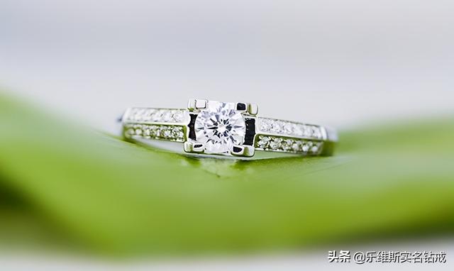 求婚钻戒应该买多大的？50分钻戒合适吗？有什么意义？