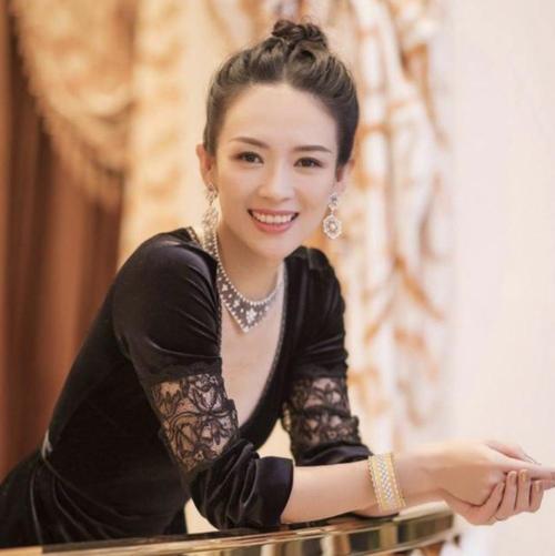 微博电影之夜，谁压轴？网友：一袭黑裙气质扬，一颗钻石压全场