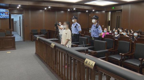 珠宝公司里竟藏“黄金大盗”？女子顺手牵羊2公斤铂金戒指和85颗钻石被判刑