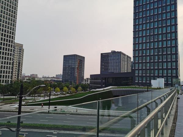 上海“钻石连廊”17日零点开通！无人机飞越空中俯瞰城市灯火