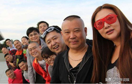 郭德纲夫妻同框，王惠短发圆脸显富态，穿着低调钻石耳饰亮眼