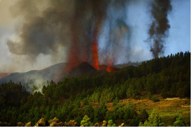 西班牙一火山喷发，1700万立方米岩浆蔓延，里面会有钻石？