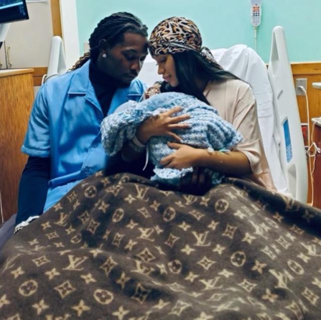 Cardi B生下二胎，产前挺孕肚纳斯达克敲钟，戴了约20只钻石手镯