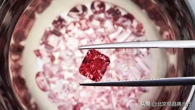 钻石什么颜色最贵，谁是彩色钻石里的王者？