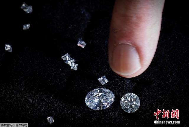 美国纽约一珠宝设计厂生产出以太钻石 由二氧化碳制成
