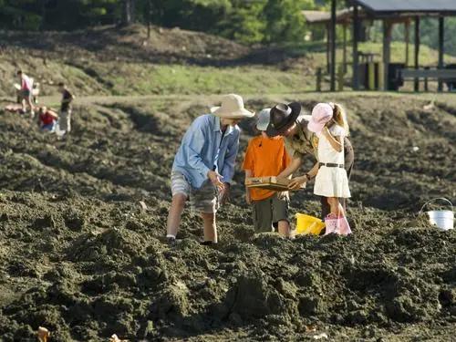 美国有一钻石公园，女子无意捡到4.38克拉，园方慷慨回应：全拿走