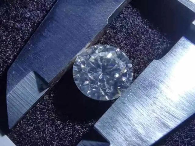用莫桑石调包7颗价值560万元的天然钻石，珠宝顾问被批捕